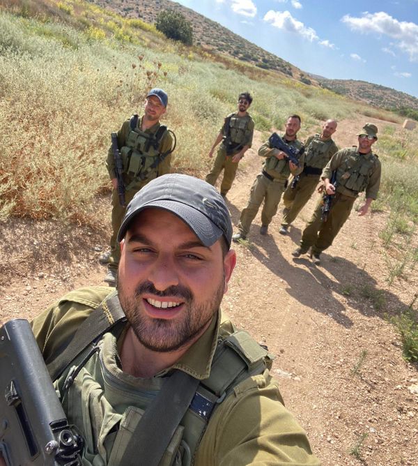 צפו: עקיבא מופיע גם כשהוא במילואים