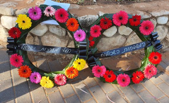 משפחות שכולות הניחו זרים ליד בתי חברי ימינה במחאה