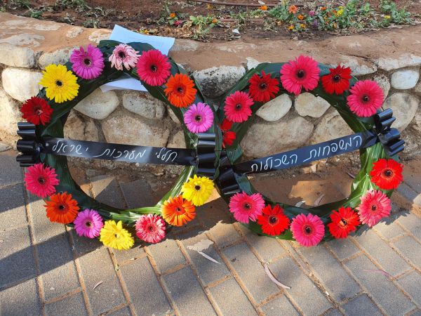 משפחות שכולות הניחו זרים ליד בתי חברי ימינה במחאה