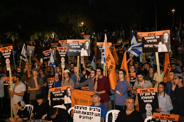 אלפי מפגינים מול ביתה של שקד: "אל תלכי נגד ישראל"