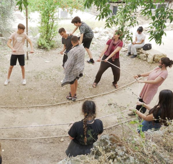 "מחוצלכיתה" – סדנאות מנהיגות ומפגשי גיבוש