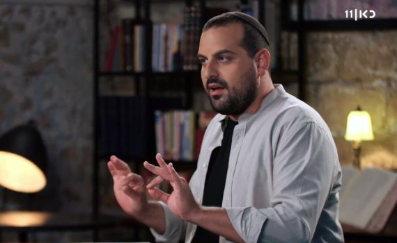 "ככה הבן של הרב הולך?"| עקיבא מספר על הילדות