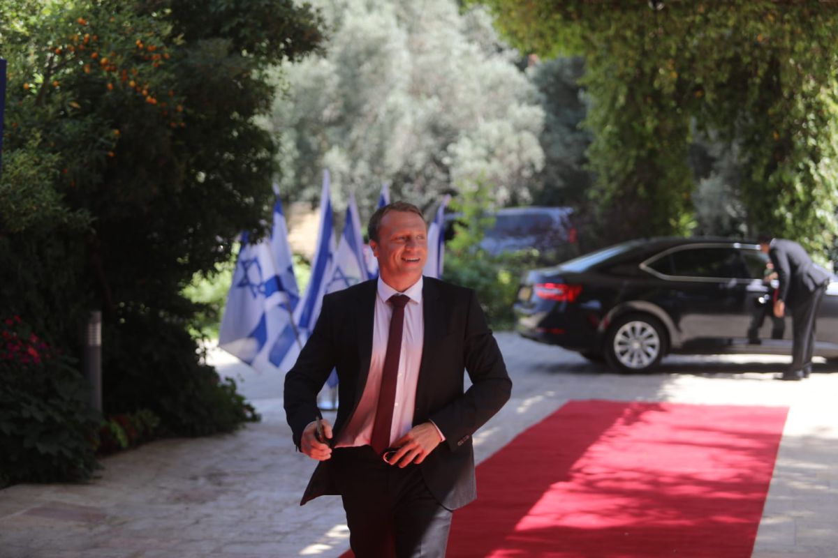 שר התיירות בביקורת חריגה על בנט ומשרד הבריאות