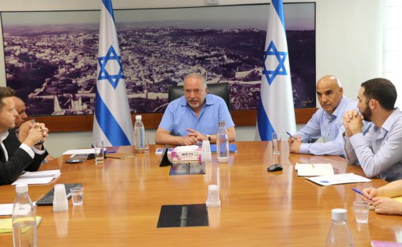 ליברמן: "אני לא סנטה קלאוס שבא לחלק מתנות"