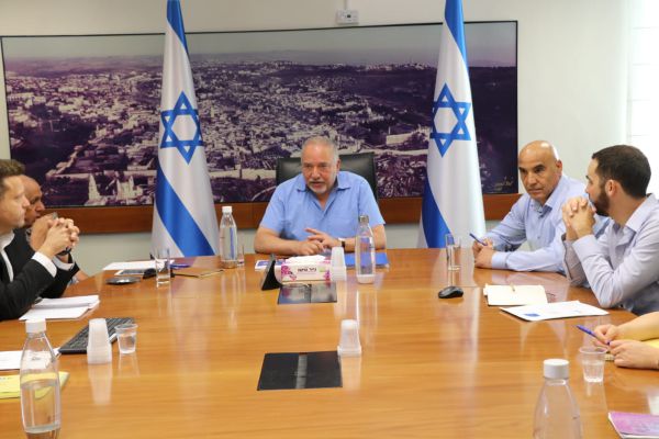 ליברמן: "אני לא סנטה קלאוס שבא לחלק מתנות"