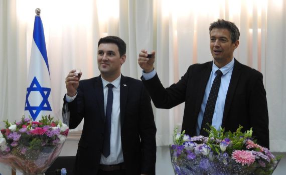 שר חדש ישן: יועז הנדל חזר למשרד התקשורת • צפו