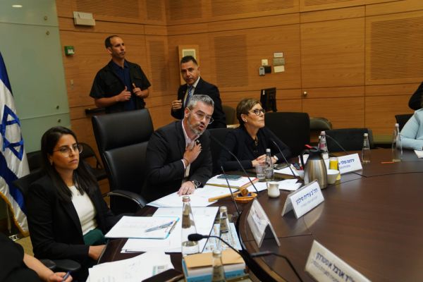 צפו: טופורובסקי מסלק ח"כים מהאופוזיציה בכוח