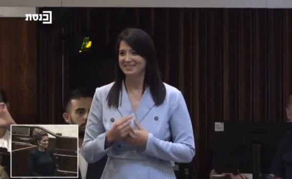 צפו ברגע המרגש: ההשבעה הראשונה בשפת הסימנים