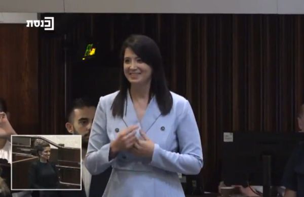 צפו ברגע המרגש: ההשבעה הראשונה בשפת הסימנים