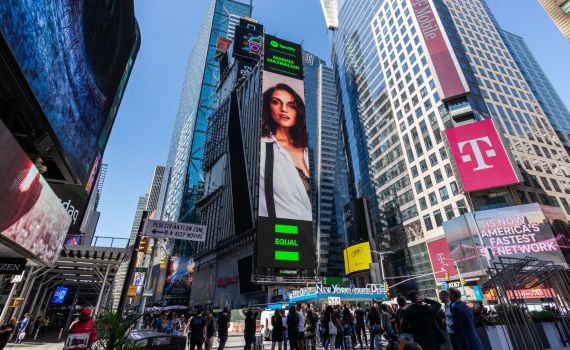 צפו: מארינה מקסימיליאן מככבת בטיימס סקוור