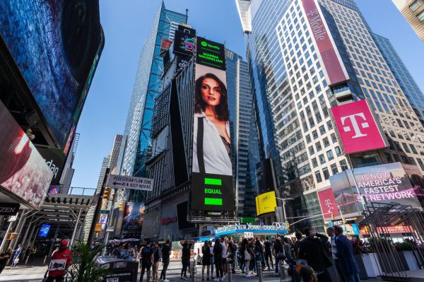 צפו: מארינה מקסימיליאן מככבת בטיימס סקוור