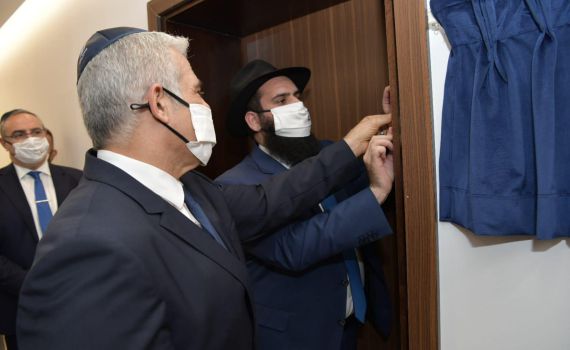 מרגש: נקבעה מזוזה בשגרירות ישראל באבו דאבי