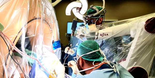 לראשונה בישראל: ניתוח מוח בוצע באמצעות רובוט