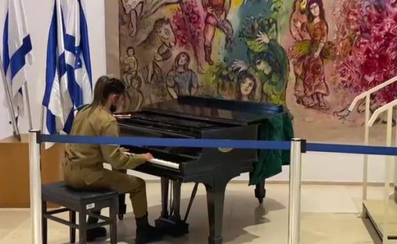 פסנתרנית על מדים: המ"כית מנגנת בכנסת | צפו