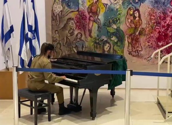 פסנתרנית על מדים: המ"כית מנגנת בכנסת | צפו