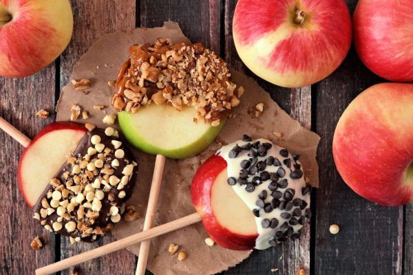 הנשנוש המושלם: תפוח בשוקולד על מקל