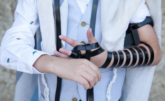 האב נפטר, הבן יחגוג בר מצווה כיתום – וקורא לעזרה