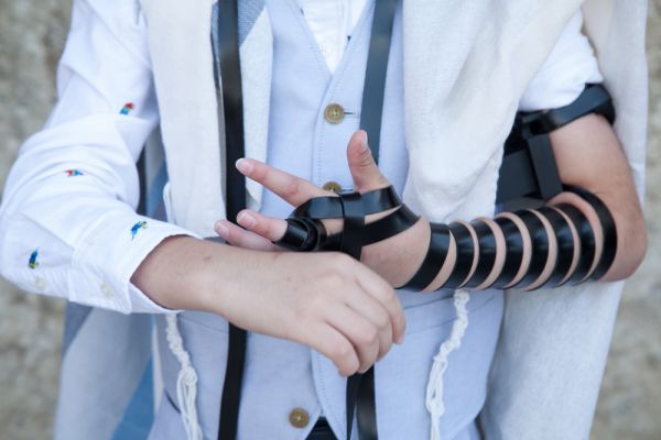 האב נפטר, הבן יחגוג בר מצווה כיתום – וקורא לעזרה