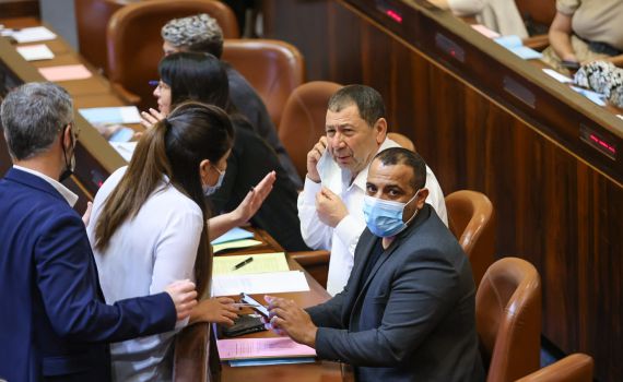 דרמה בכנסת: אביר קארה מימינה הצביע פעמיים
