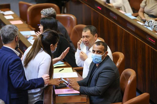 דרמה בכנסת: אביר קארה מימינה הצביע פעמיים