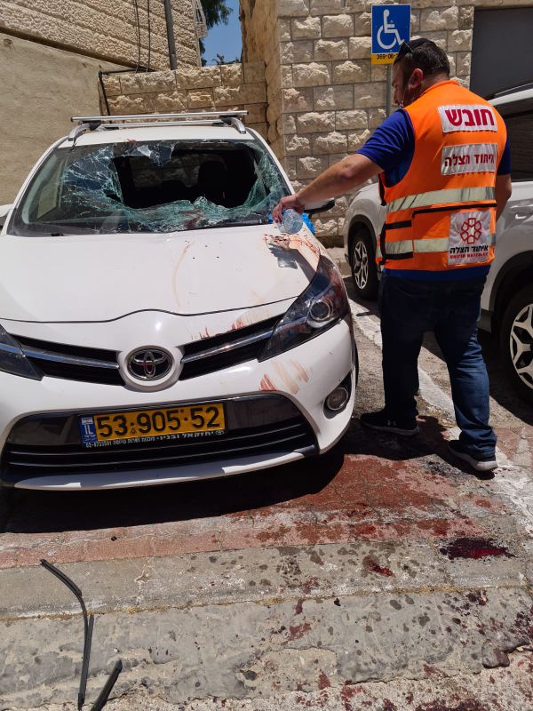 ירושלים: בן 15 נפל מגג על רכב חונה; מצבו בינוני