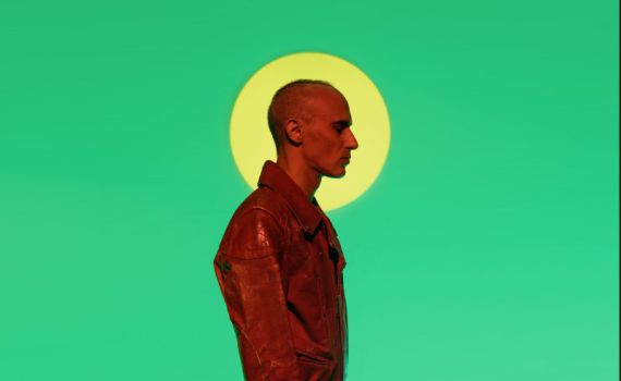 אסף אמדורסקי מנגן על כל הכלים בשיר החדש "רצינו פלא"