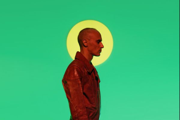 אסף אמדורסקי מנגן על כל הכלים בשיר החדש "רצינו פלא"