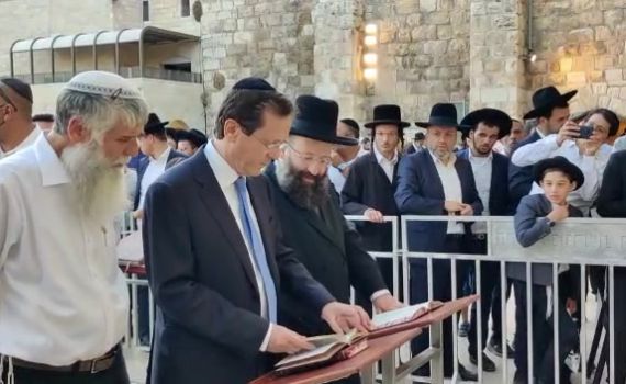 יום לפני השבעתו: הנשיא הרצוג בתפילה בכותל. צפו