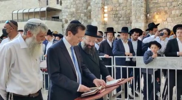 יום לפני השבעתו: הנשיא הרצוג בתפילה בכותל. צפו