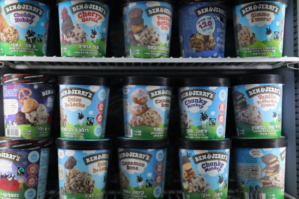 מייסדי בן אנד ג'ריס נשאלו על החרם על יו"ש, וגמגמו