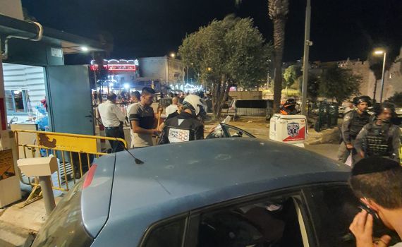 זוג ותינוק בן שנה נפגעו מאבנים באזור שער שכם