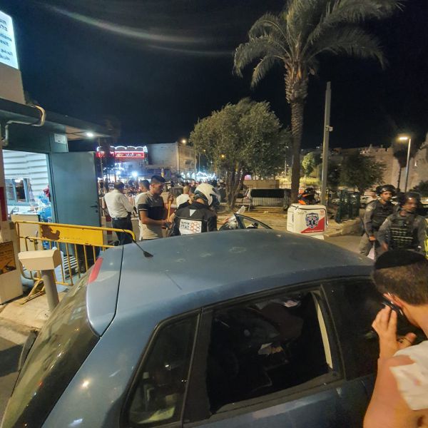 זוג ותינוק בן שנה נפגעו מאבנים באזור שער שכם