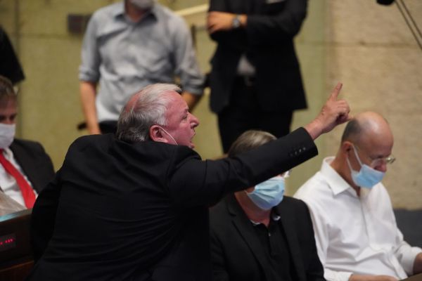 האופוזיציה נטשה את ההצבעה; חוק היסוד עבר