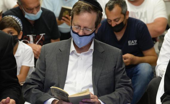 הנשיא השתתף בקריאת איכה בבית כנסת באשקלון