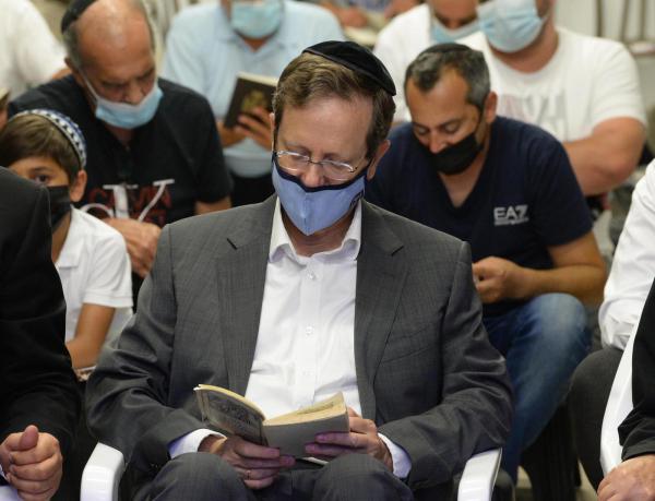 הנשיא השתתף בקריאת איכה בבית כנסת באשקלון