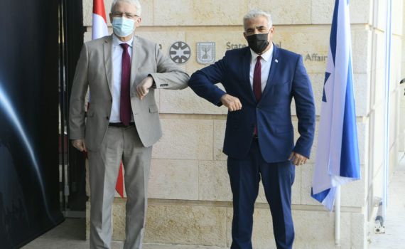 אחרי התמיכה: לפיד נפגש עם שר החוץ של קנדה