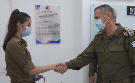 צפו: זוכת המדליה אבישג סמברג נפגשה עם הרמטכ"ל