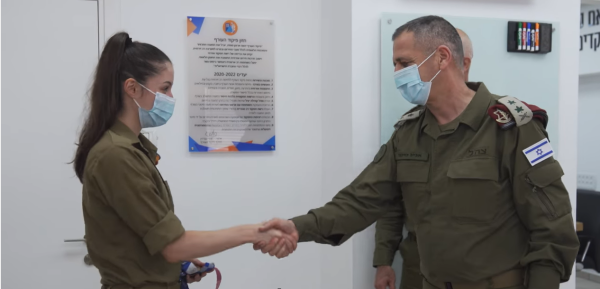 צפו: זוכת המדליה אבישג סמברג נפגשה עם הרמטכ"ל
