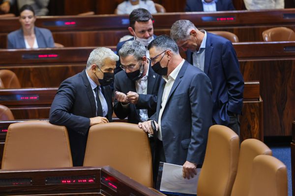 בגלל האיחוד עם גנץ; לפיד פוצץ את המגעים עם סער