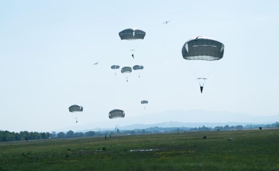 צפו: לוחמי צה"ל צונחים בסלובניה במחווה לחנה סנש
