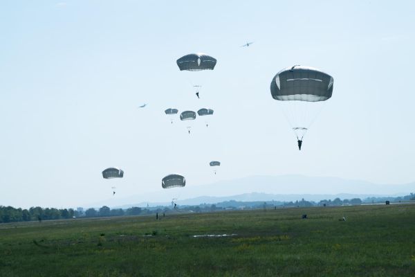 צפו: לוחמי צה"ל צונחים בסלובניה במחווה לחנה סנש