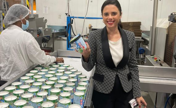 "ההנהלה של בן אנד ג׳ריס העולמי בחרה ללקק לטרור"