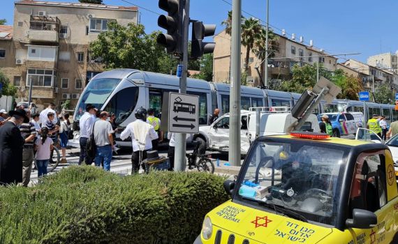 בן 50 פצוע קשה בתאונה בין רכב פרטי לרכבת הקלה
