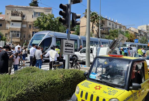 בן 50 פצוע קשה בתאונה בין רכב פרטי לרכבת הקלה