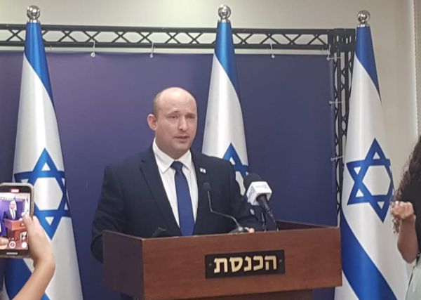 אופס: בנט כינה את נתניהו "ראש הממשלה". צפו