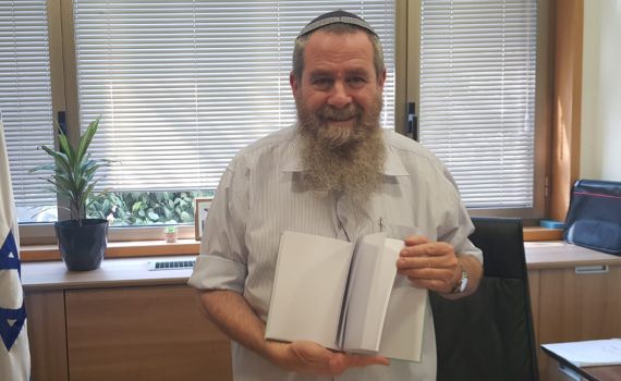 צפו: אבי מעוז 'מציג' את ספרו החדש של בנט