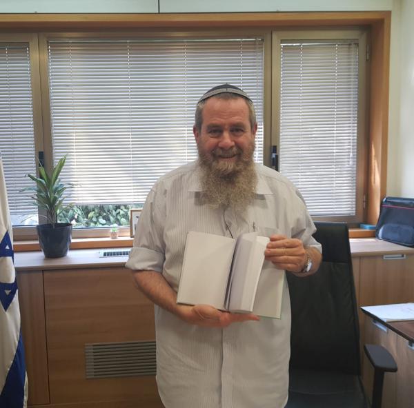 צפו: אבי מעוז 'מציג' את ספרו החדש של בנט