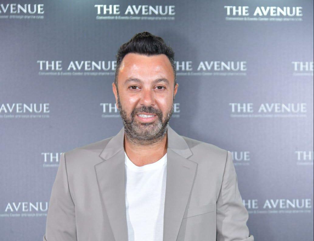 צפו: ליאור נרקיס מפתיע את אחיות בית החולים איכילוב