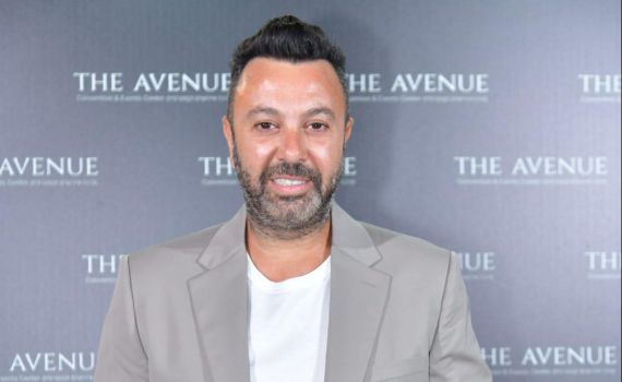 צפו: ליאור נרקיס מפתיע את אחיות בית החולים איכילוב