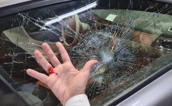 הרב אליהו נרגם באבנים: ניצלתי בזכות הרכב של אבא